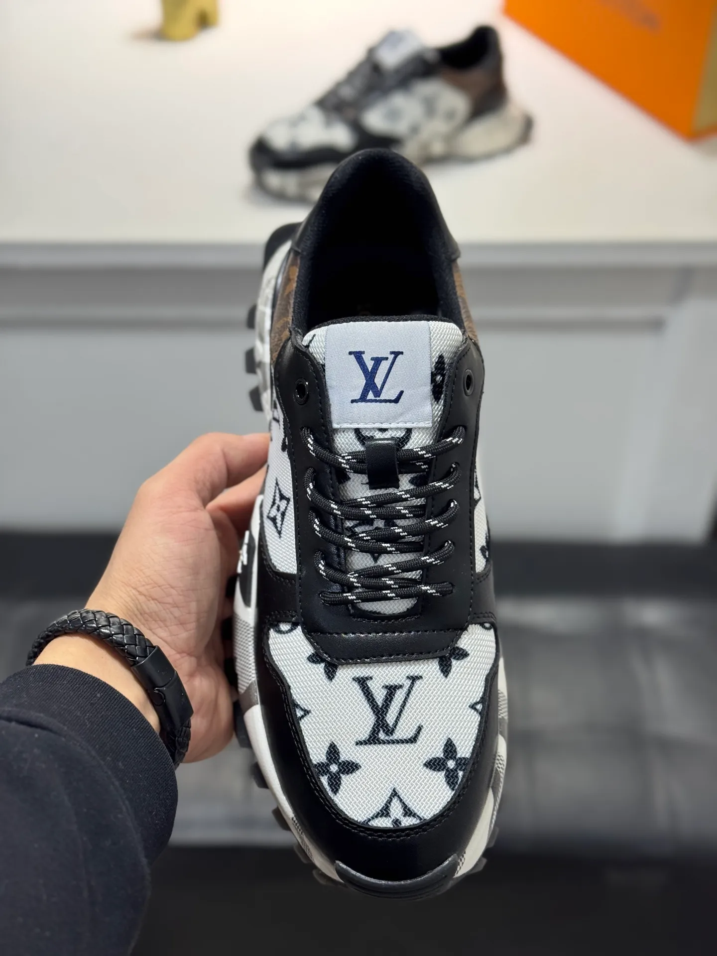 Men's shoes 💰440 [New style] 🐬🐬Top original order - Louis Vuitton®️ Trendy and fashionable yet low-key men's casual shoes, LV cowhide upper, comfortable and breathable, mesh lining, original rubber outsole, two colors available ~ a must-have for sportsmen. Size: 38-44 (45 customized